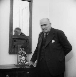 Marburg. Der Maler Prof. Ernst Vollbehr (1876-1960) in seiner Wohnung vor einem Spiegel stehend