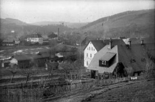 Blick vom Postberg nach Oberschmiedeberg und Bahnhof : re. Försterhaus, dahinter Gasthof zum Bahnhof, Hintergrund: Pursche-Fabrik