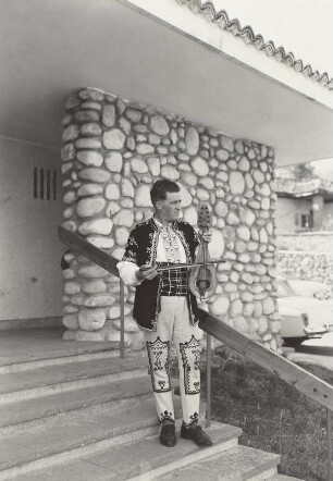 Gadulka-Spieler in Tracht : Gadulka-Spieler in Tracht. Fotografiert auf der Außentreppe eines modernen Hotels in Bojana südwestlich von Sofia (heute Stadtteil), Bulgarien