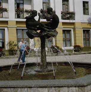 Schwebendes Paar : Bad Liebenstein. Brunnenskulptur Schwebendes Paar vor dem Hotel Kaiserhof