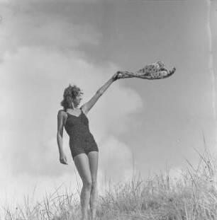 Frau im Badeanzug am Strand
