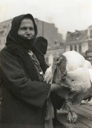 Bukarest. Bauernmarkt. Frau mit Truthahn