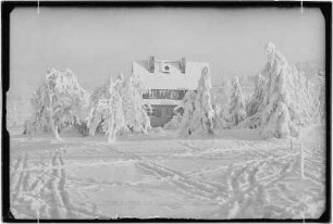Osterzgebirge. Altenberg-Geising. Haus im Schnee