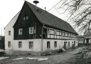 Dresden-Schönfeld-Weißig-Malschendorf, Am Spritzenberg 5. Ehemaliges Gehöft (1801/1900). Wohnstallhaus. Eingangsseite
