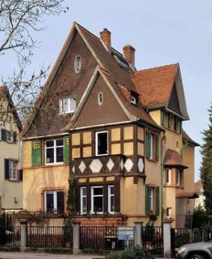Einfamilienhaus in der Villenkolonie "Gartenstadt Frankfurt"; Frankfurt, Hügelstraße 84