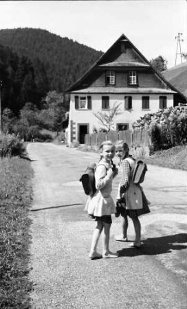 Schapbach: Zwei Schulkinder barfuß auf dem Schulweg bei Schapbach