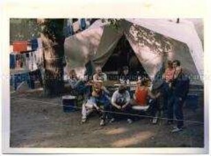 Exodus of East Germany Prag 1989 - DDR-Flüchtlinge vor einem Zelt im Garten der BRD-Botschaft in Prag