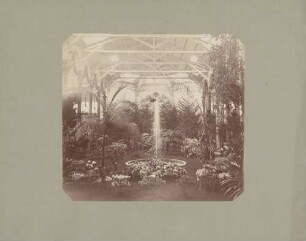 Ausstellungshalle mit Pflanzenkultur und Springbrunnen.