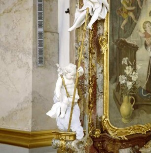 Linker stehender Putto
