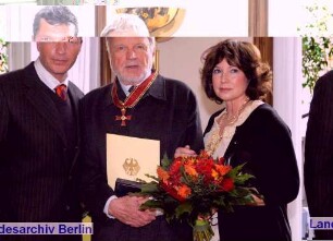 Hardy Krüger (Schauspieler), Verleihung des Großen Verdienstkreuzes des Verdienstordens der Bundesrepublik Deutschland