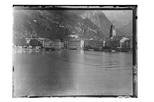 Riva del Garda : Riva del Garda (Italien). Ortsansicht mit dem Torre Apponale vom Gardasee aus, 1908