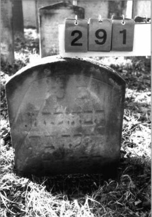 Grabstein 291 (Index: 100115895) Material: Sandstein Zustand: verwittert mit Textverlust, zum Teil im Boden versunken Maße HxBxT: 63x50x10 cm Beschreibung: Stele mit Segmentbogenabschluß: Grabstein 291