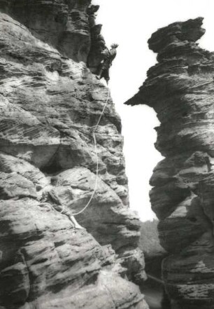 Sächsische Schweiz. Bielatal, Glasergrund, Totenkopf. Seilschaft K. Gonda und G. Junghans im Alten Weg (V). Blick zum Waldwächter