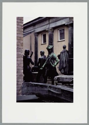 Blick auf Skulpturen zwischen zwei Gebäuden, Berlin