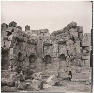 Rundexedra mit Figurennischen, Baalbek: Ansicht der Nordseite des großen Hofes