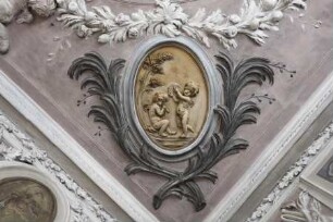 Stuckdecke mit Putti — Reliefmedaillons mit szenischen Puttendarstellungen — Musizierende Putti