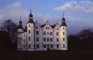 Schloss Ahrensburg: Ansicht von Süden: an mittlerem Giebelhaus Sonnenuhr, Gartenportal: Gartenbrücke über inneren Schlossgraben