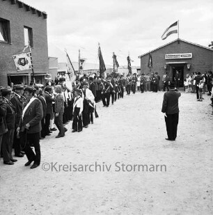 Schützenverein Redderschmiede e.V.: Vorplatz der Schützenhalle: Schützenfest: Einmarsch von Fahnenabordnungen Stormarner Schützenvereine
