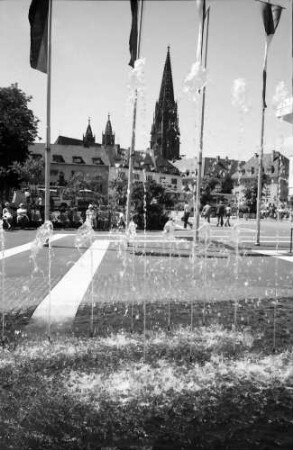 Freiburg: Springbrunnen vor der Kongresshalle, Hintergrund Münster, von oben