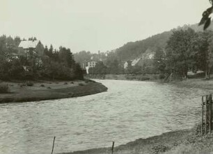 Rochsburg, Mulde : Rochsburg. Ansicht des Dorfes über die Zwickauer Mulde mit Hängebrücke