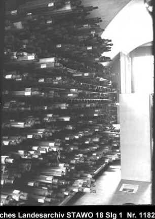 Braunschweigisches Landeshauptarchiv/Niedersächsisches Staatsarchiv in der Alten Kanzlei, Wolfenbüttel [um 1950] Enthält: Magazingeschoss, links: gerollte Landkarten