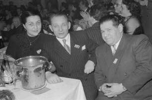 Ball anläßlich des jüdischen Purimfestes : Porträt mit Ballgästen, Julius Meyer (Vorsitzender der Jüdischen Gemeinde in Ostberlin; rechts)