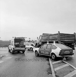 Verkehrsunfall: Ostring: Einmündung von Beimoorweg: Zusammenstoß Pkw und Lkw: Unfallbeteiligte, Rettungswagen mit geöffneter Hecktür, Polizeiwagen