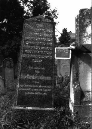 Grabstein 1079 (Index: 100102422) Material: schwarzer Granit Zustand: gut erhalten Maße HxBxT: 205x56x22 cm Beschreibung: Obelisk: Grabstein 1079