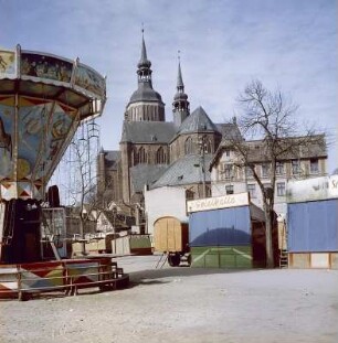 Stralsund. Festplatz mit Kettenkarussell, Blick vom alten Busbahnhof auf die St.-Marien-Kirche