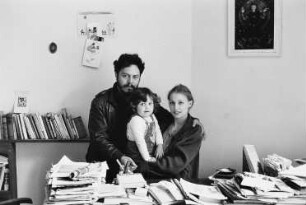 Familie Quintana (Regisseur, Schauspielerin) am Schreibtisch