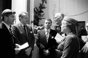30. Tagung 1980 Chemiker; Eröffnung Festhalle; Gruppen stehend vor den Sitzreihen: H. Maier, H. Engler, Graf Lennart Bernadotte, Frau Steurer