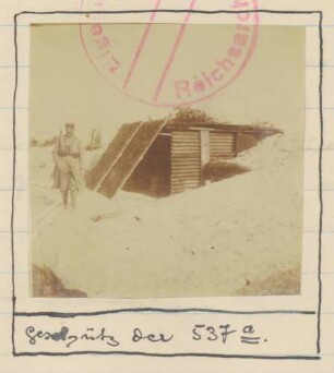 Foto eines getarnten Geschützes mit einem Soldaten bei Gratreuil