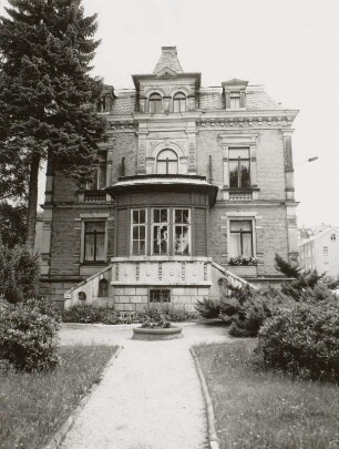 Markneukirchen, Wohnhaus : Markneukirchen (Vogtlandkreis), Wohnhaus (1885/1886), Schützenstraße 29, Eingangsseite mit Vorbau und Freitreppen