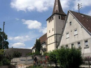 Ansicht von Südosten mit Kirche über Kirchhofmauer zu ebener Lage im Ort