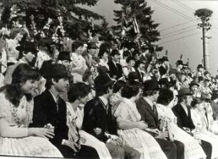 Fastnacht in Dissen : Gesellschaftliche Volkskultur - Frühling. Ort: Dešno / Dissen. Festzug während der 100. Fastnacht (Zapust) 1980