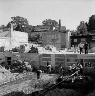 Firma Carl Hoffmann: Hindenburgstraße: Elektrohandel: Neubau: Fundament: darauf rechts zwei Arbeiter: vorn Baugrube mit Arbeitern: hinten restliche Gebäude: im Hintergrund Häuser: 22. August 1968