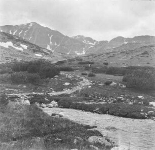 Bachlauf : Bachlauf durch eine Gebirgslandschaft.