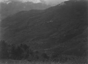 Berglandschaft : Blick auf einen Berghang.