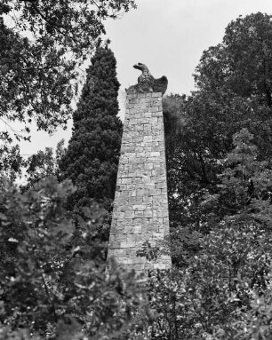 Obelisk mit Adler