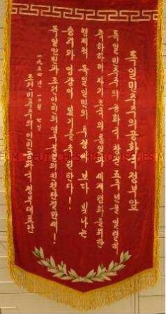Freundschaftsbanner der KVDR zum 10. Jahrestag der Befreiung vom Faschismus, aus Nordkorea