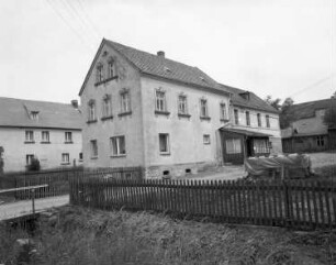 Triebel-Posseck, Am Teich 15. Wohnhaus. Straßenansicht der Hofseite mit Einfriedung