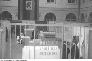 Dresden, Neues Rathaus, Dr.-Külz-Ring 19. Lichthof, Ausstellung präsentiert Vorschläge und Anregungen für den Wiederaufbau Dresdens, 1952