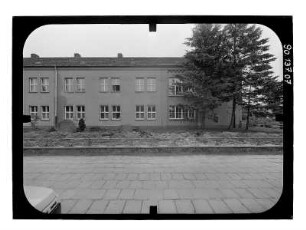 Zarrentin, Rosenstraße 27. Fritz-Reuter-Oberschule (um 1965). Eingangsfront (Teilansicht) von Westen