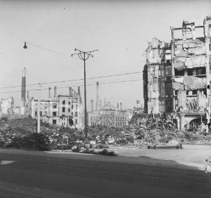 Dresden nach der Bombardierung vom 13./14. Februar 1945. Straßenbild mit Ruinen