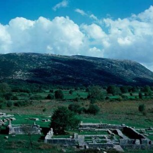 Dodona. Zeus-Heiligtum. Der Temenos mit der Orakel-Eiche, Zustand Ende 3. Jh. v. Chr. Links zwei Tempel der Dione