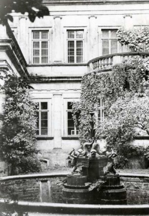 Neues Palais, Rückansicht mit Brunnen. Detmold. Neustadt