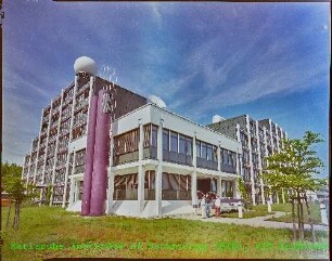 Außenansicht des Instituts für Meteorologie und Klimaforschung (IMK), von Südosten