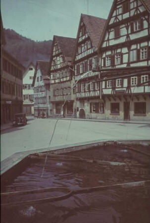 Bad Urach. Markt. Fachwerkhäuser mit Apotheke