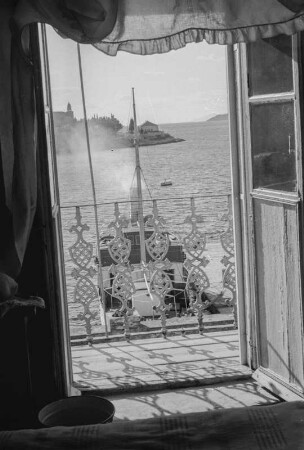Segelboot : Blick aus einem Zimmer auf ein Segelboot an der Küste der kroatischen Adria.