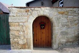 denkmalgeschütztes Portal eines Hofeinganges, Jahreszahl 1594 (?) im Sturz